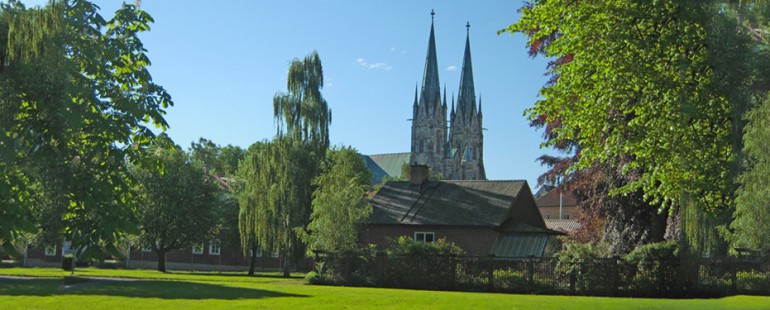 Vart du än är i Skara så ser du Domkyrkans höga torn …