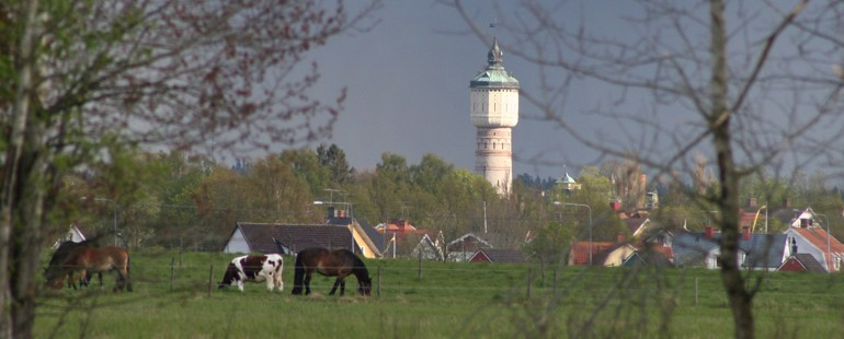 Skara på lite avstånd,  vattentornet i mitten ...